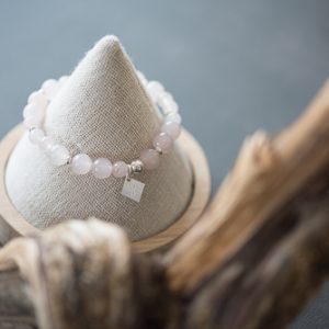Bracelet Haumea en pierres naturelle de quartz rose pour femme.