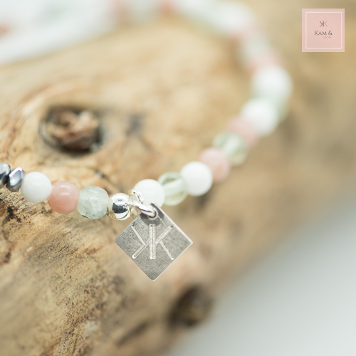 bracelet khambalia , marque kam & Léon . pierres fines d'opale rose , de fluorite verte et de jade blanche.
