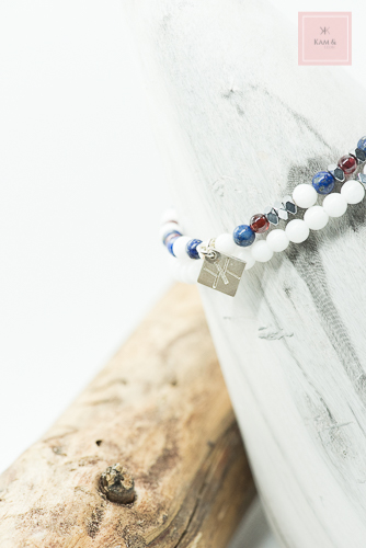 bracelet Kam & Léon en perles naturelles de lapis-lazuli, de grenat et de jade blanche.
