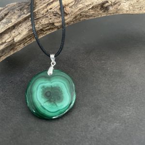 pendentif en pierre de malachite naturelle et cordon avec fermoire en argent